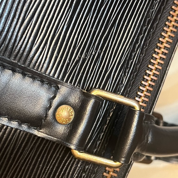 Black epi keepall 55. LV at its finest! - Picture 5 of 8